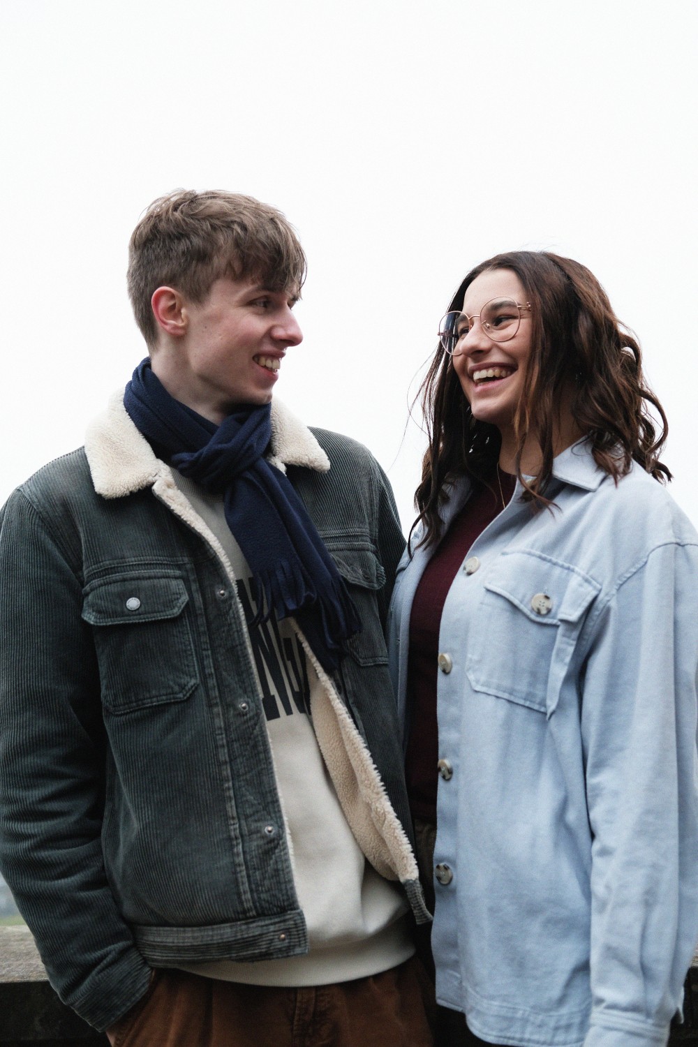 Lea & Johannes glücklich lachend.