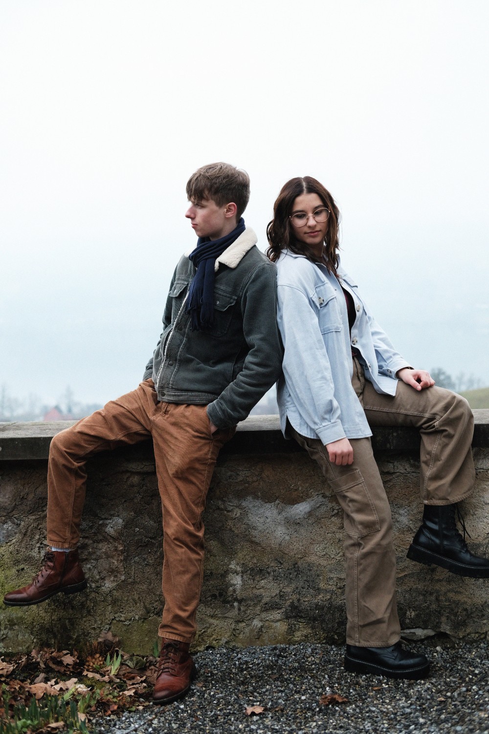 Lea & Johannes posierend auf Mauer.