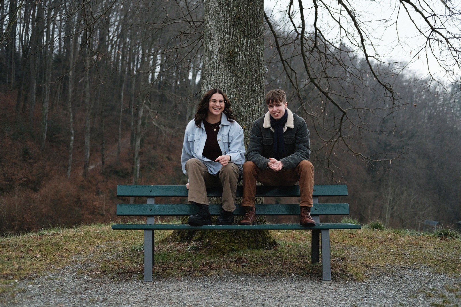 Lea & Johannes sitzend auf Bänkli.